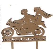 Cake Topper auriu din lemn MDF cca 21x15cm cu o pereche de indragostiti pe motocicleta